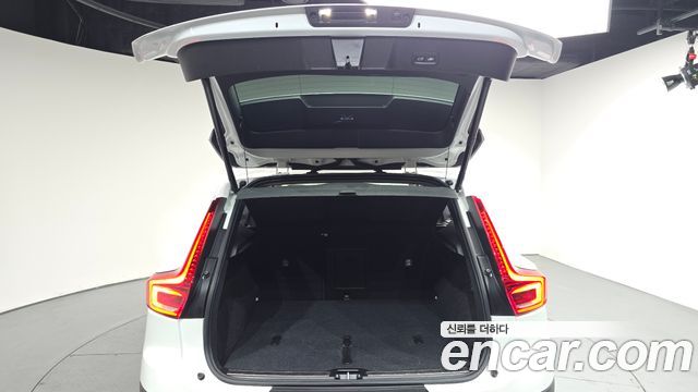 Volvo XC40 B4 Ultimate Bright 2023 — фото 29