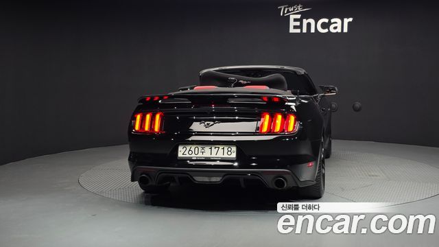 Ford Mustang Convertible 2017 — фото 4