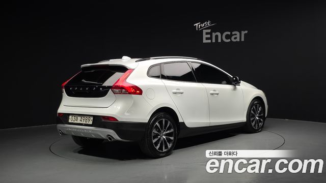 Volvo V40 Cross Country D3 2019 — фото 2