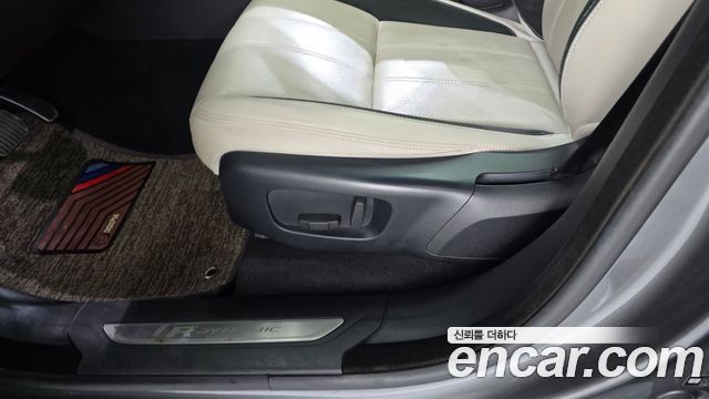 Land Rover Range Rover Velar 2.0 D240 R-Dynamic SE 2018 — фото 30
