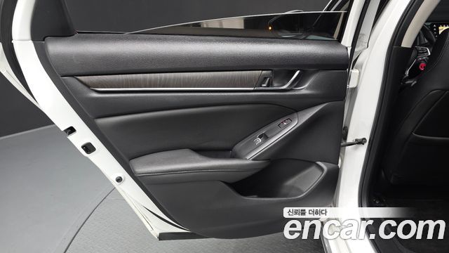 Honda Accord (X) 2.0 Hybrid Touring 2019 — фото 31