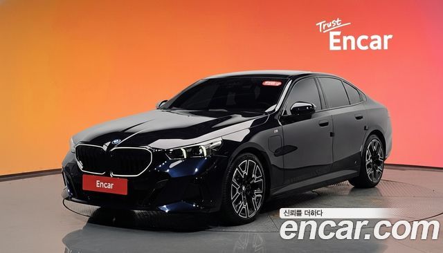 BMW 5 Series (G60) 530e xDrive M Sport 2025 — фото 1