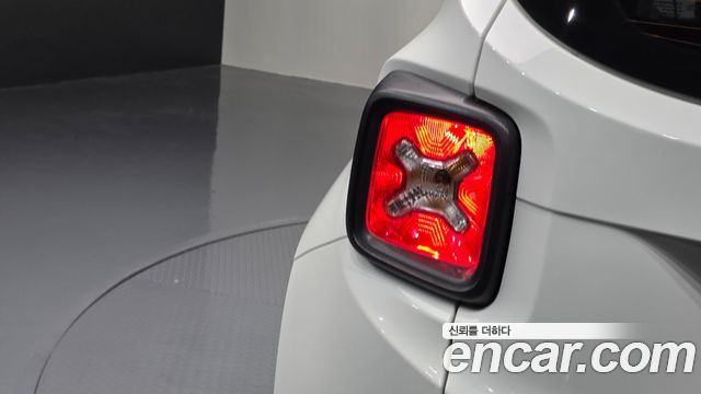 Jeep Renegade 2.4 Longitude 2021 — фото 23