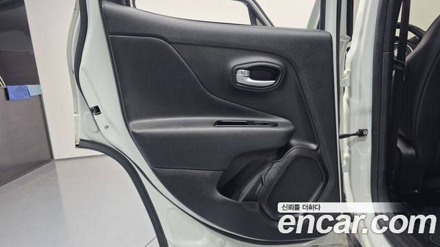 Jeep Renegade 2.4 Limited 2021 — фото 25
