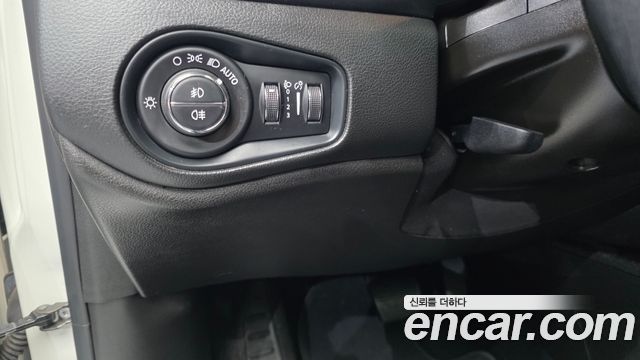 Jeep Renegade 2.4 Limited 2021 — фото 27