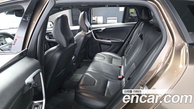 Volvo V60 Cross Country T5 AWD 2016 — фото 15