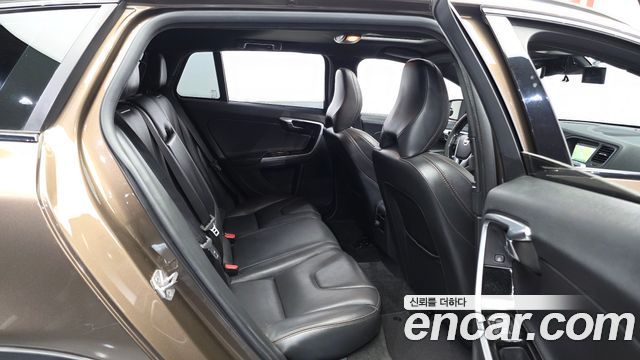 Volvo V60 Cross Country T5 AWD 2016 — фото 16