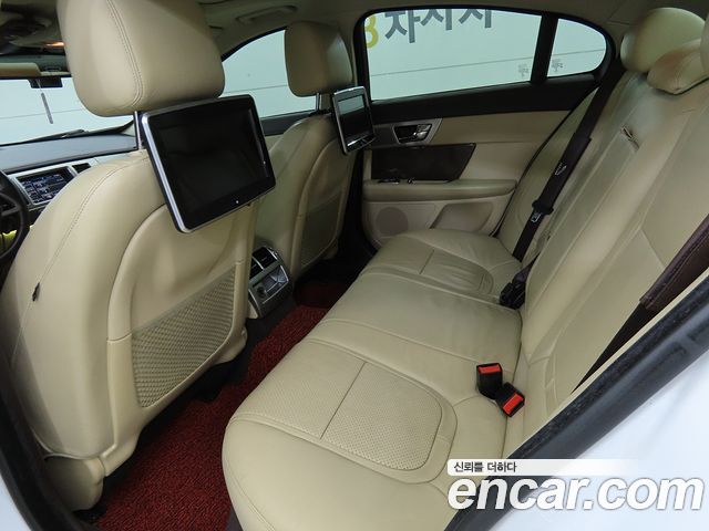 Jaguar XF 2.2D Premium X250 2015 — фото 7