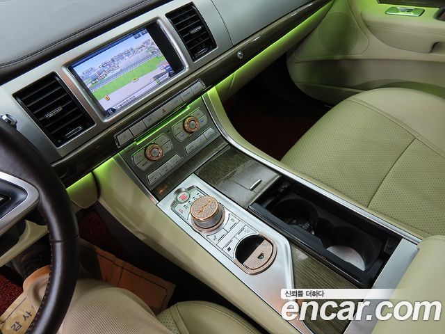 Jaguar XF 2.2D Premium X250 2015 — фото 10