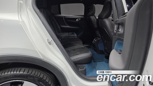 Volvo C40 Recharge Twin Ultimate 2023 — фото 11