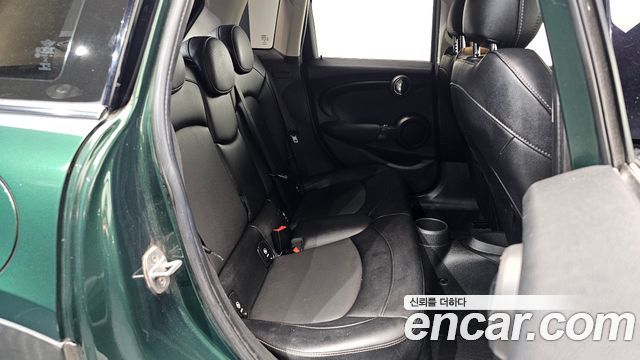 MINI Cooper 5Door Standard 3rd 2018 — фото 11