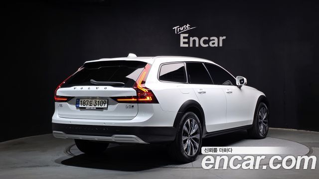 Volvo V90 Cross Country B5 Ultimate AWD 2023 — фото 2