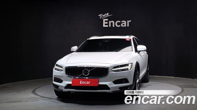 Volvo V90 Cross Country B5 Ultimate AWD 2023 — фото 3