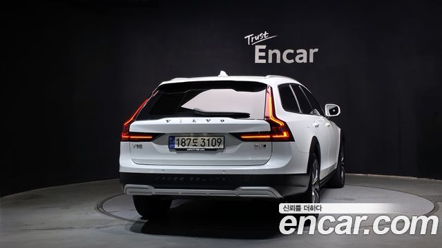 Volvo V90 Cross Country B5 Ultimate AWD 2023 — фото 4
