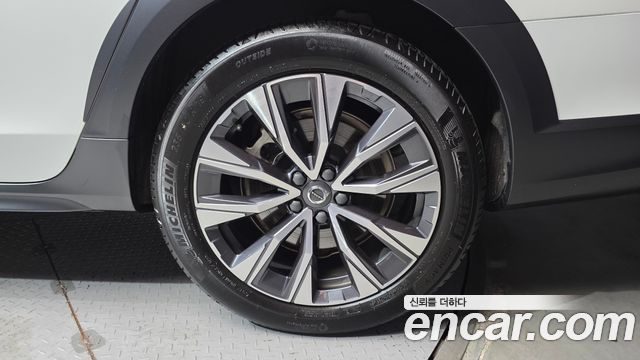 Volvo V90 Cross Country B5 Ultimate AWD 2023 — фото 21