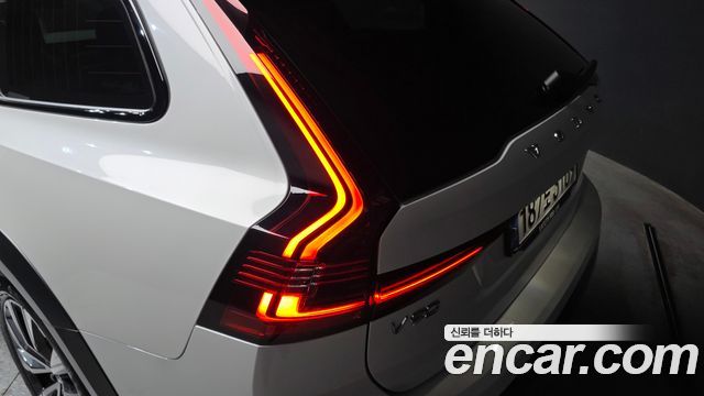 Volvo V90 Cross Country B5 Ultimate AWD 2023 — фото 23