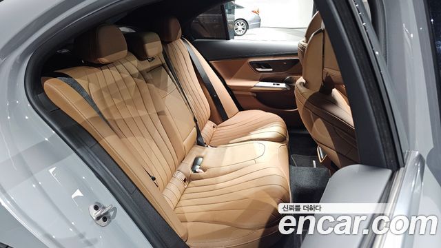 Mercedes-Benz E-Class (W214) E300 4MATIC AMG Line Premiere Special 2024 — фото 11
