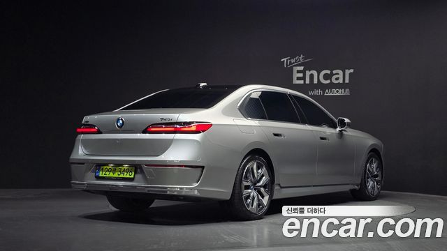 BMW 7 Series (G70) 740i xDrive Classic Silver Edition 2024 — фото 2