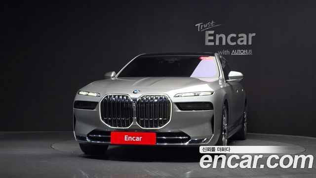 BMW 7 Series (G70) 740i xDrive Classic Silver Edition 2024 — фото 3