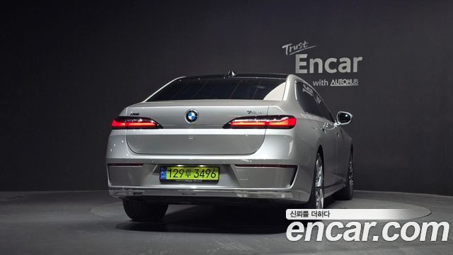 BMW 7 Series (G70) 740i xDrive Classic Silver Edition 2024 — фото 4