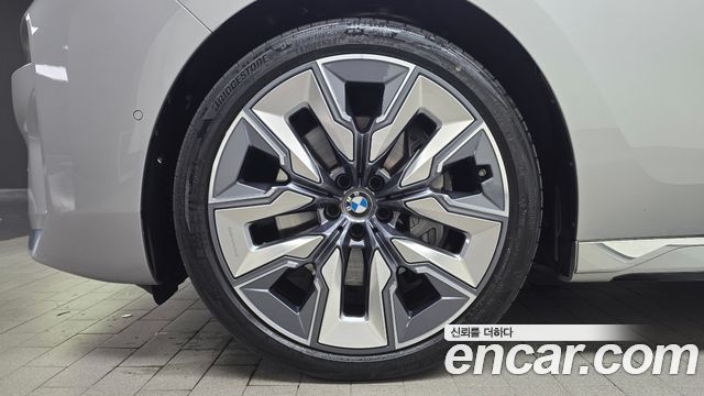 BMW 7 Series (G70) 740i xDrive Classic Silver Edition 2024 — фото 5