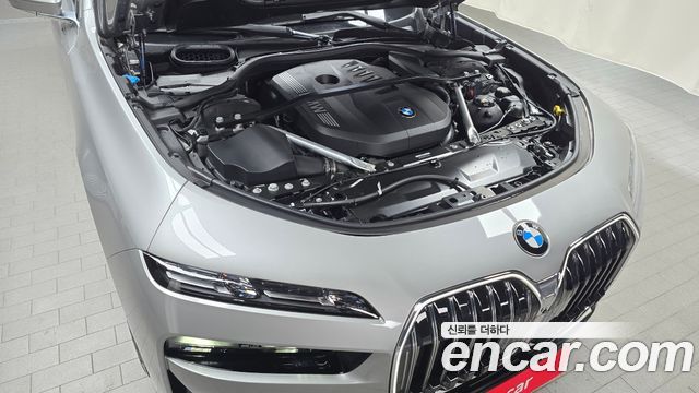 BMW 7 Series (G70) 740i xDrive Classic Silver Edition 2024 — фото 6