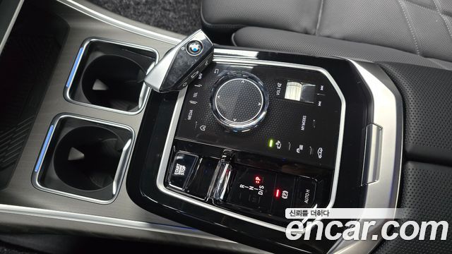 BMW 7 Series (G70) 740i xDrive Classic Silver Edition 2024 — фото 9