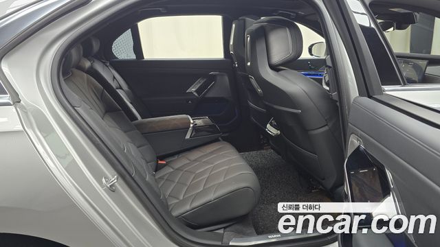 BMW 7 Series (G70) 740i xDrive Classic Silver Edition 2024 — фото 11
