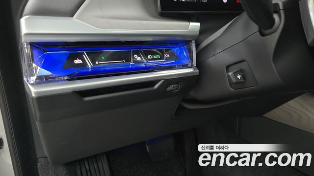 BMW 7 Series (G70) 740i xDrive Classic Silver Edition 2024 — фото 20