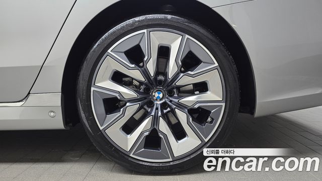 BMW 7 Series (G70) 740i xDrive Classic Silver Edition 2024 — фото 21