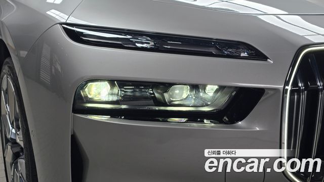BMW 7 Series (G70) 740i xDrive Classic Silver Edition 2024 — фото 22