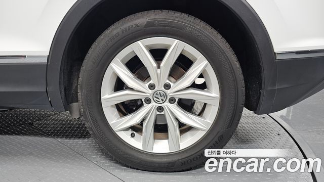 Volkswagen Tiguan (II) 2.0 TDI Premium 2018 — фото 21