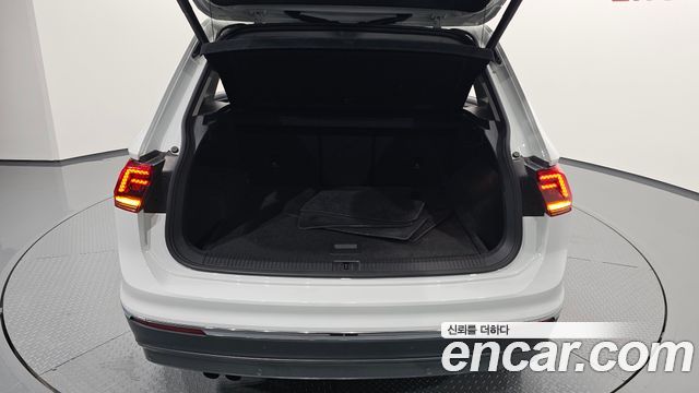 Volkswagen Tiguan (II) 2.0 TDI Premium 2018 — фото 31