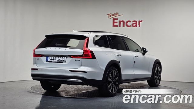 Volvo V60 Cross Country (II) B5 Ultimate AWD 2024 — фото 2