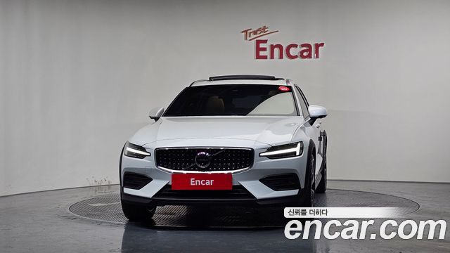 Volvo V60 Cross Country (II) B5 Ultimate AWD 2024 — фото 3