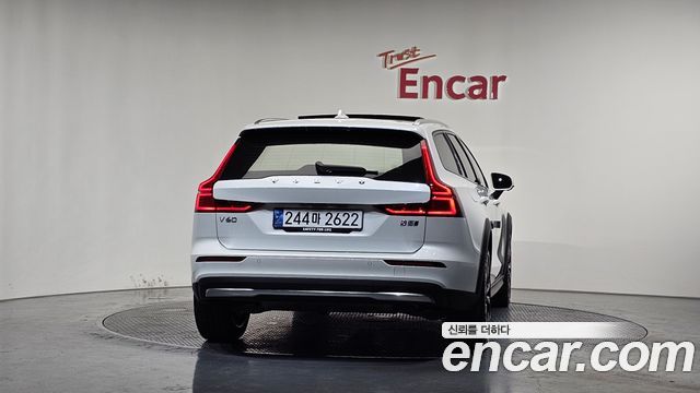 Volvo V60 Cross Country (II) B5 Ultimate AWD 2024 — фото 4