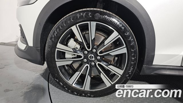 Volvo V60 Cross Country (II) B5 Ultimate AWD 2024 — фото 5