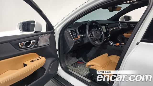 Volvo V60 Cross Country (II) B5 Ultimate AWD 2024 — фото 10