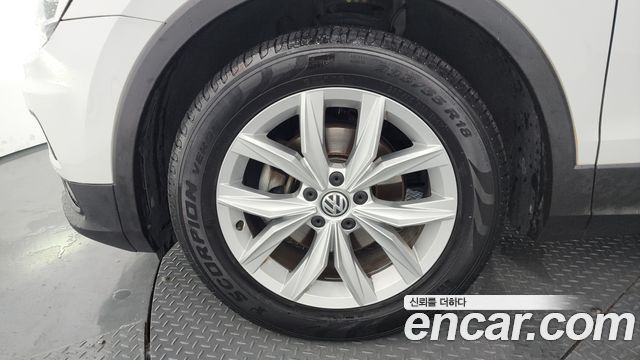 Volkswagen Tiguan (II) 2.0 TDI Premium 2020 — фото 5