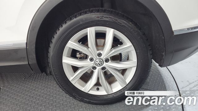 Volkswagen Tiguan (II) 2.0 TDI Premium 2020 — фото 21