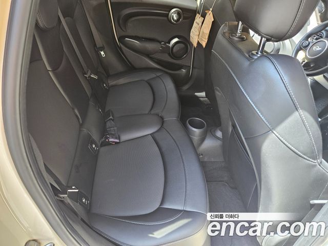 MINI Cooper D 5Door Standard 3rd 2018 — фото 16