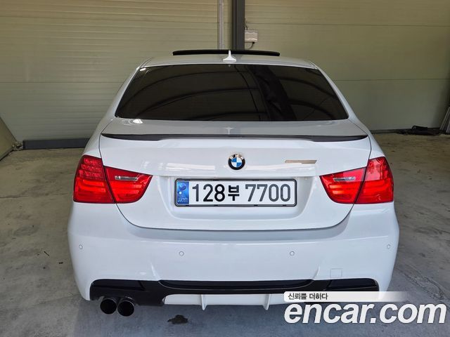 BMW 3 Series (E90) 320d Sedan Black and White 2011 — фото 5
