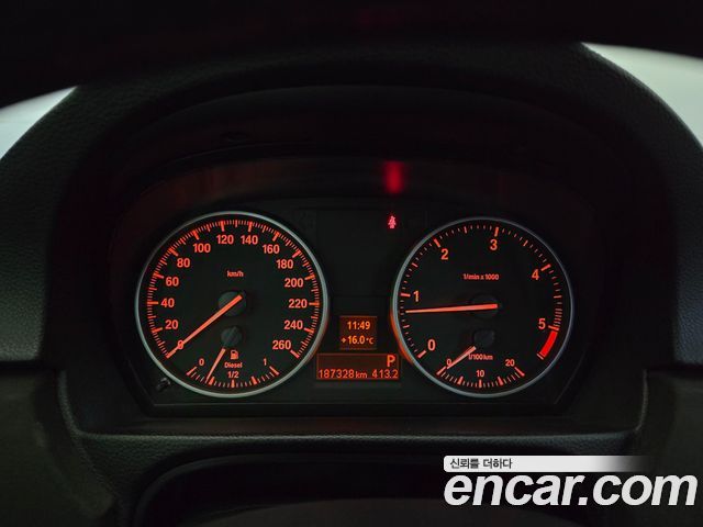 BMW 3 Series (E90) 320d Sedan Black and White 2011 — фото 10