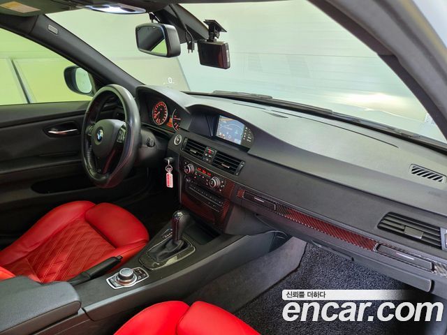 BMW 3 Series (E90) 320d Sedan Black and White 2011 — фото 18