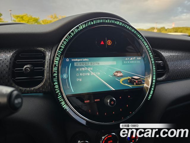 MINI Cooper Electric SE Electric 3rd 2024 — фото 10