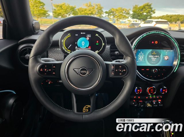 MINI Cooper Electric SE Electric 3rd 2024 — фото 18
