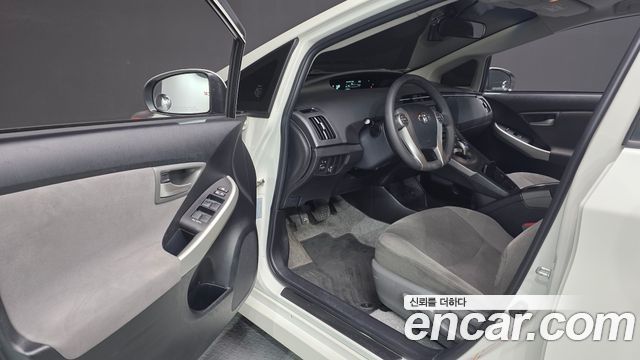 Toyota Prius 1.8 2015 — фото 10