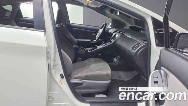 Toyota Prius 1.8 2015 — фото 11