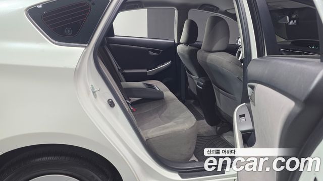 Toyota Prius 1.8 2015 — фото 12