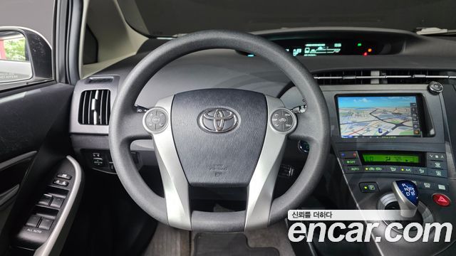Toyota Prius 1.8 2015 — фото 15